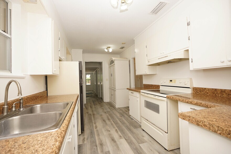 Kitchen - 62 Meigs Dr