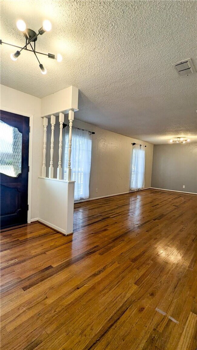 Building Photo - ***LABOR DAY SPECIAL! $600 OFF FIRST FULL ...