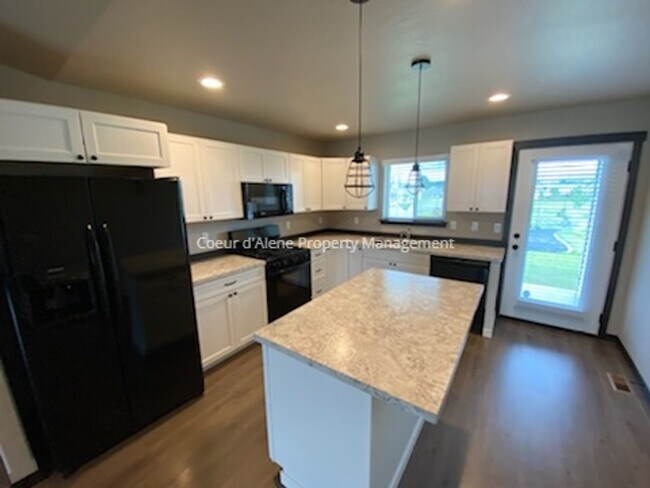 Building Photo - 3 bed house behind Crown Pointe Park!