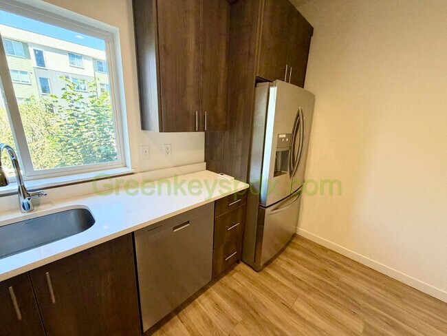 Building Photo - Modern 2-Bedroom Townhome on 3 Levels with Garage, A/C and Private Patio – Great SE Portland Loca...