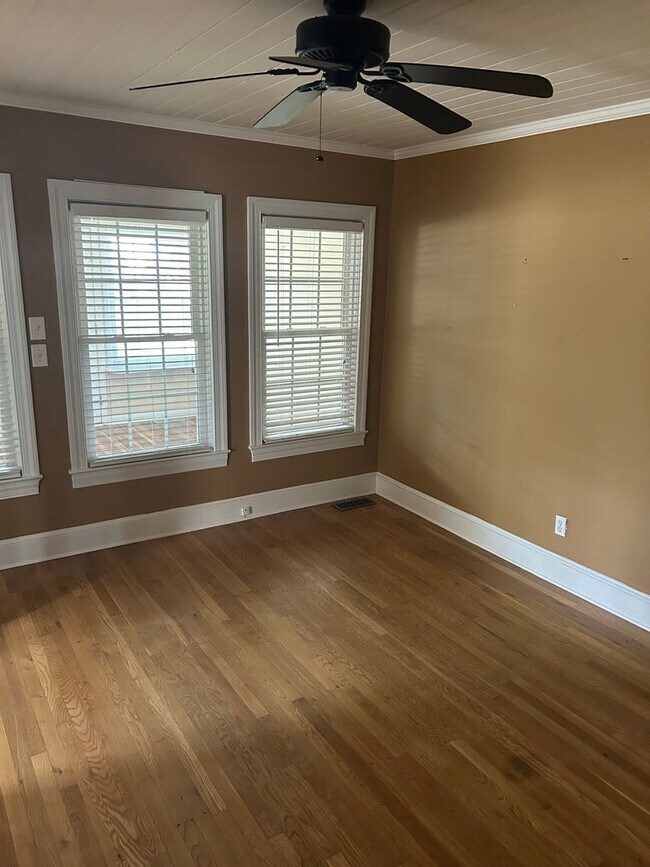 Building Photo - CHARMER LOCATED IN THE HEART OF DOWNTOWN CONWAY