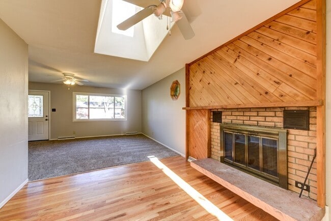 Building Photo - Beautiful and LARGE 4 bed 3 bath Home in D...