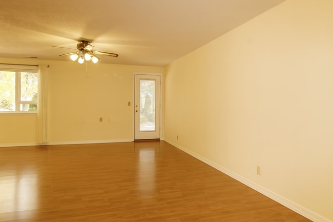 Building Photo - Spacious SW Bend Home on Nearly Half an Ac...