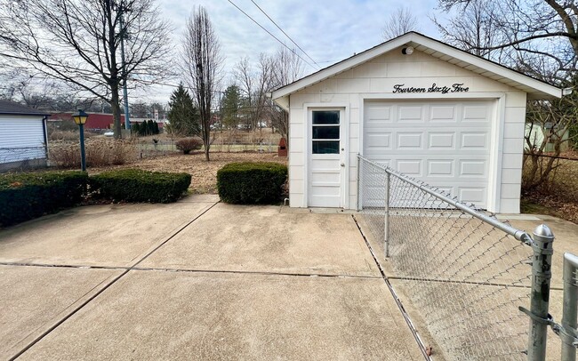 Building Photo - 1465 W Duchesne Dr