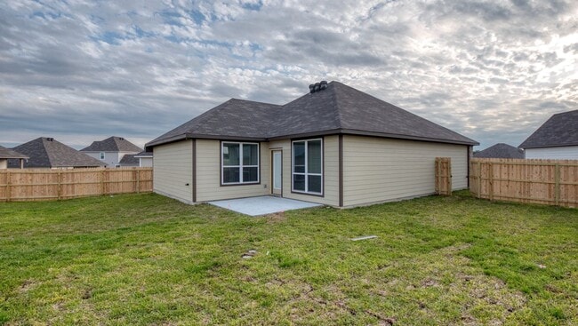 Building Photo - Spacious Single-Family Home Available Now!