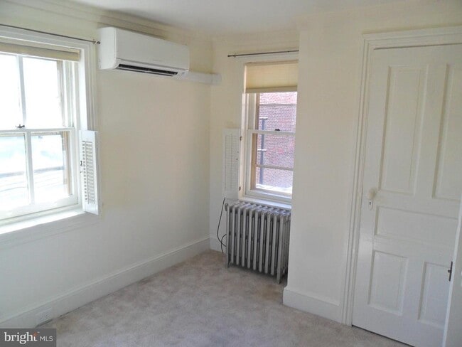 Building Photo - 423 Delaware St