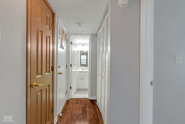 Building Photo - 6318 Pickwick Ct