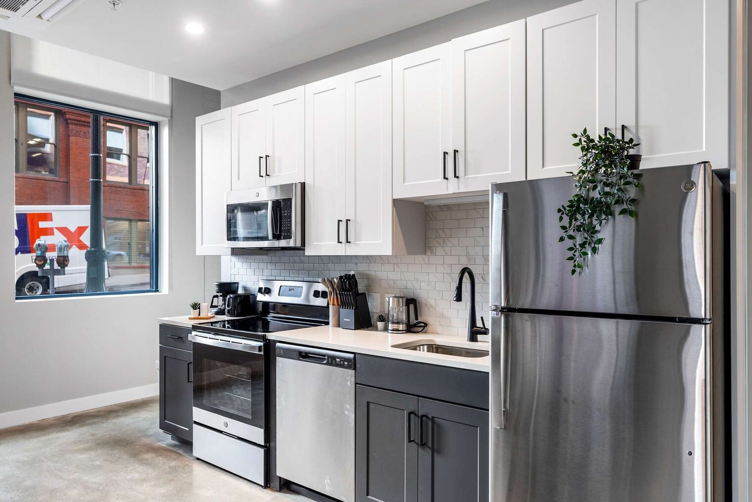 Building Photo - 205 W 4th St