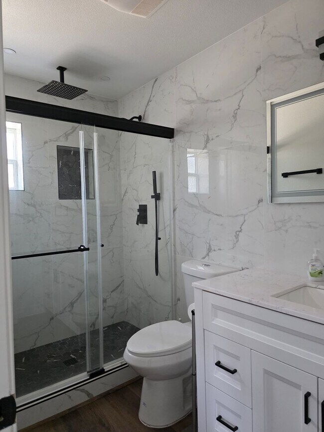 Building Photo - Great Family home in family neighborhood~b...