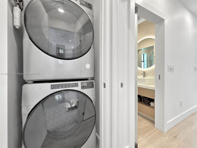 Building Photo - 130 SW 25th Rd