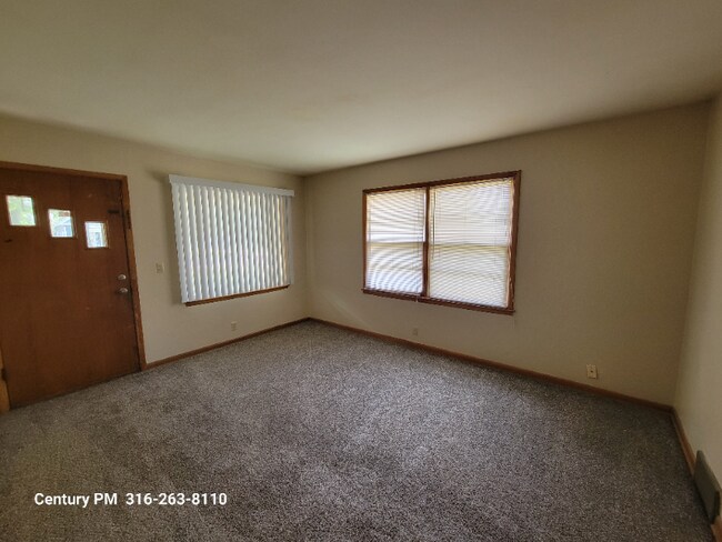 Building Photo - 244 N Fern St