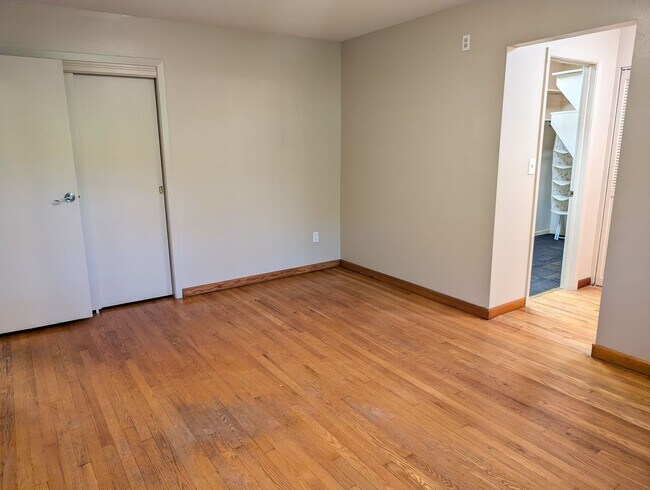 Building Photo - AVAILABLE NOW! Spacious 3 Bed / 2.5 Bath Home in Washington Twp with Basement!