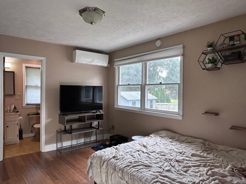 Building Photo - 113 Castlerock Dr