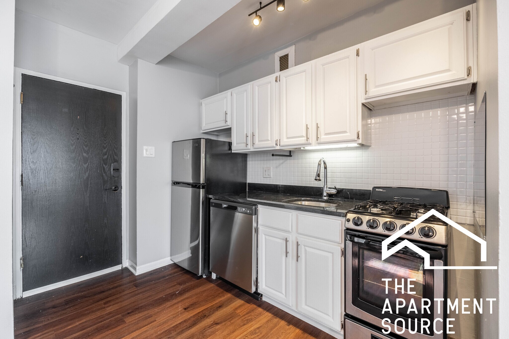 Building Photo - 1125 N La Salle Dr