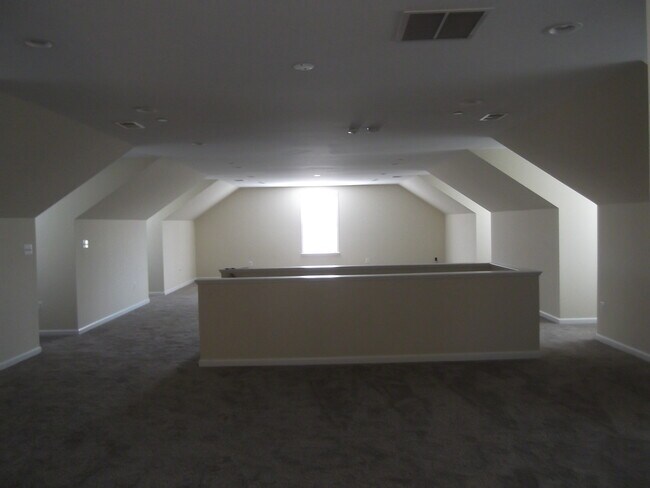 Building Photo - 5715 Roland Ave