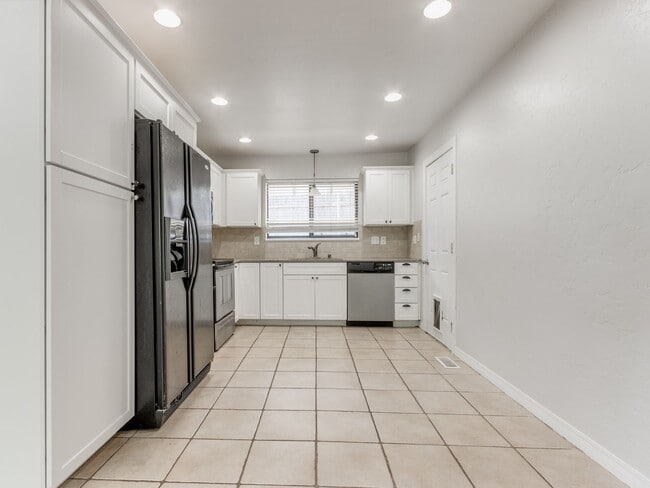 Building Photo - 3 Bedroom 1 Bath Home w/ 2 car garage in Shawnee