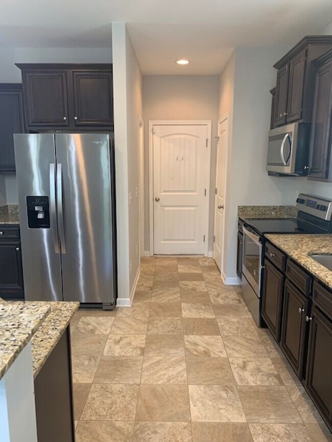 Building Photo - Spacious 3 bedroom, 2.5 bathroom available for rent in Columbia County