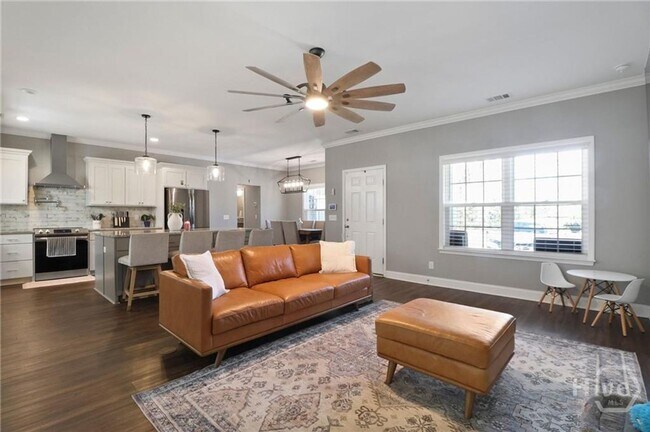 Building Photo - Perfect blend of luxury and comfort