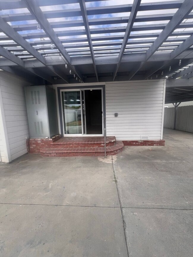 Building Photo - Beautiful 3 Bed / 2 Bath Home with Detached Bonus Space