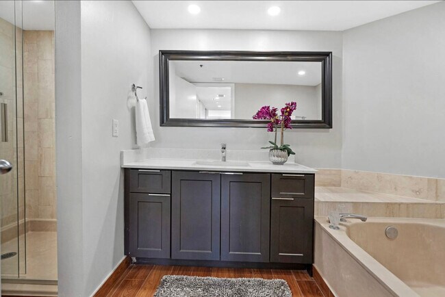 Building Photo - 1717 N Bayshore Dr