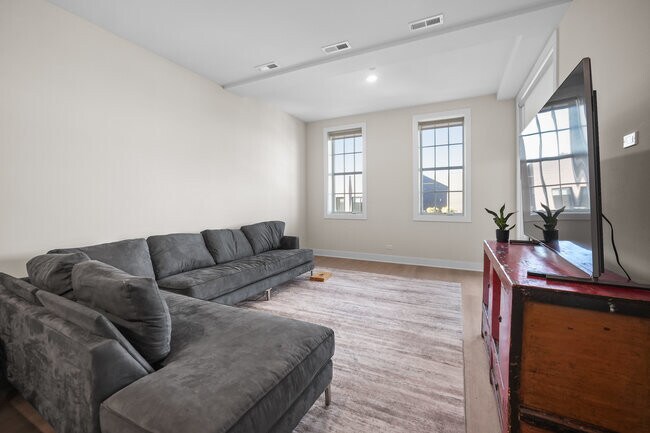 Building Photo - 3924 N Lincoln Ave