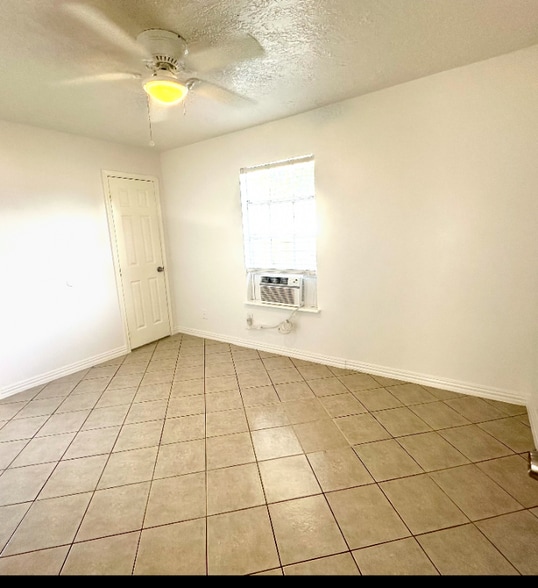 Building Photo - 831 Deerpass Dr