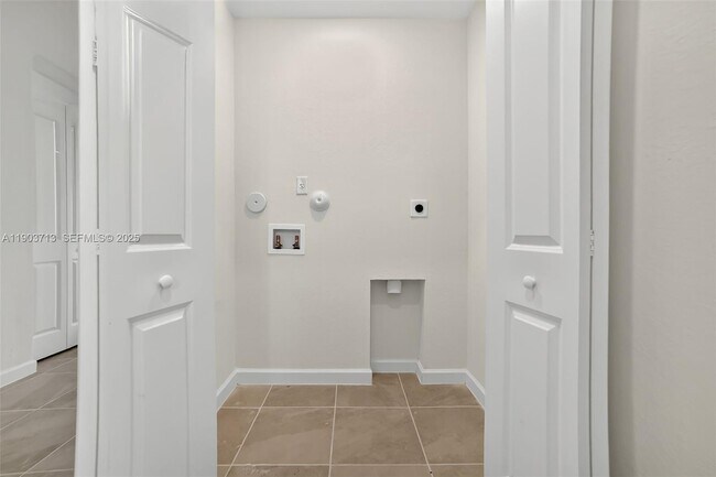 Building Photo - 2748 SE 26th Ave