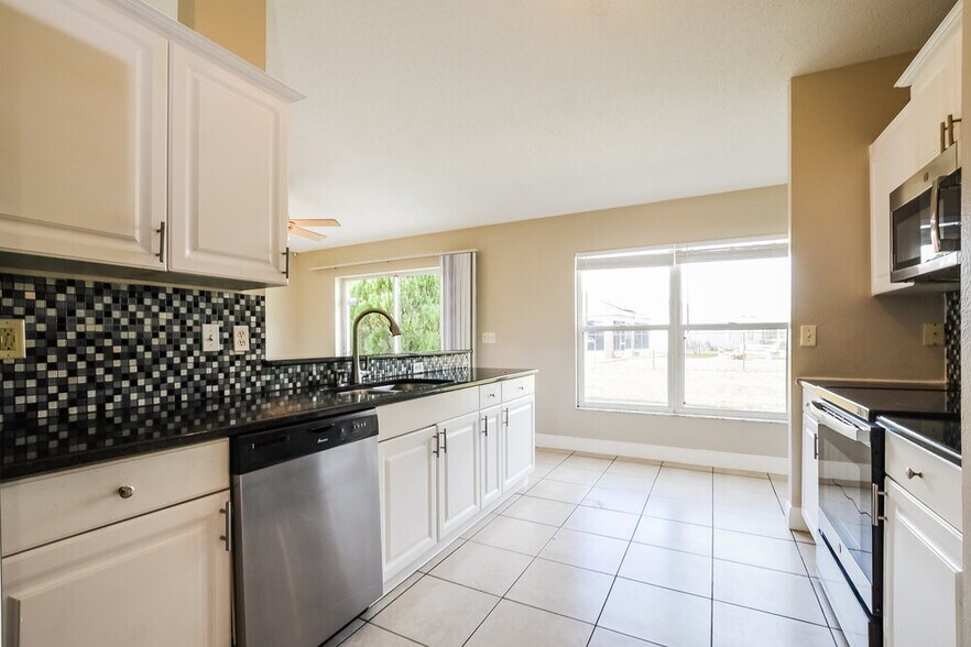 Building Photo - 870 Jarnac Dr