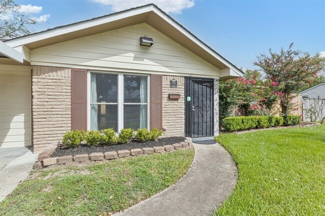 Building Photo - 1918 Crestdale Dr