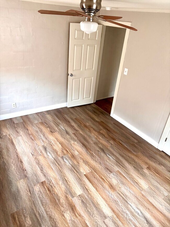 Building Photo - Edi2324/Jill2343