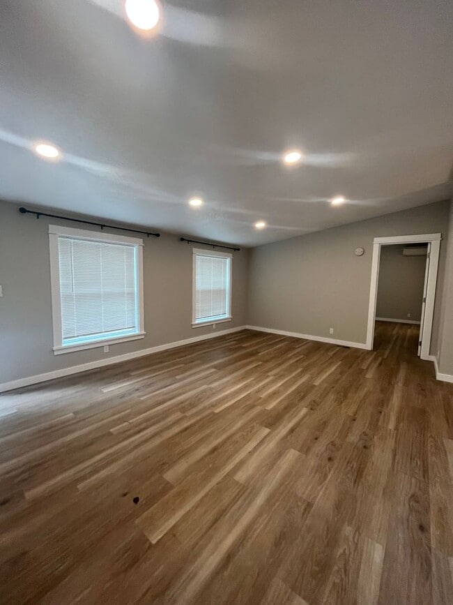 Building Photo - 1625 River Loop 1