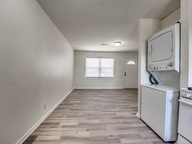 Building Photo - 2 Bedroom, 1 Bath Home in Shawnee!