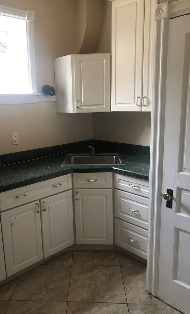 Building Photo - Fabulous 3 bedroom within walking distance to  the Brandywine zoo!