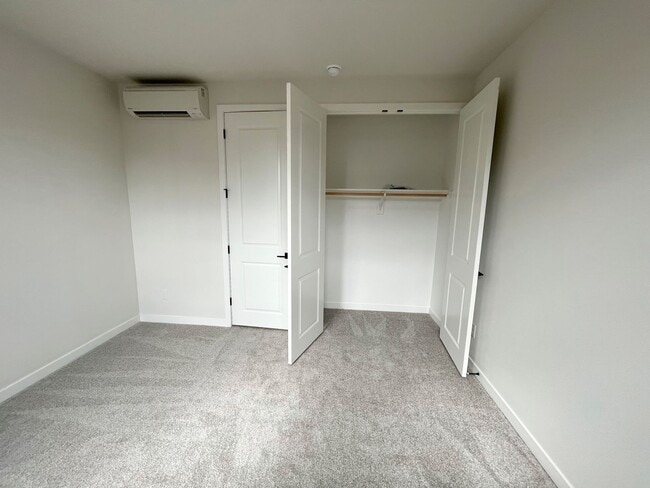 Building Photo - Gorgeous Townhome-Style Unit with Laundry, A/C, Private Patio