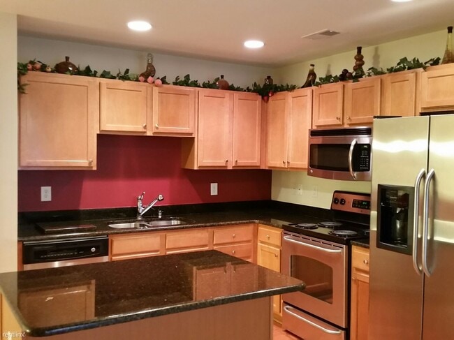 Building Photo - 2 br, 2 bath  - 7108 W Friendly Ave Unit 105