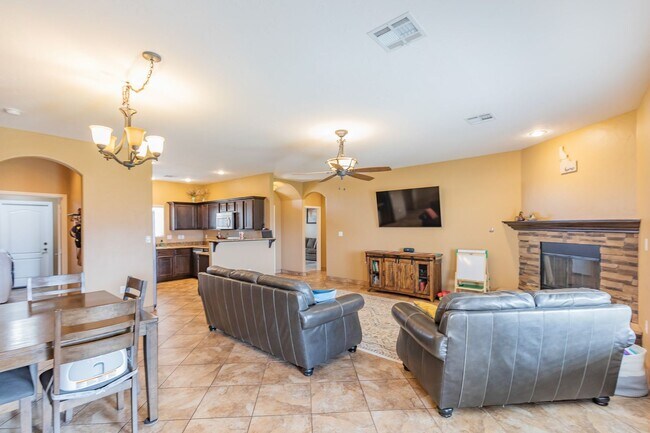 Building Photo - Beautiful 3 Bed 2 Bath Home