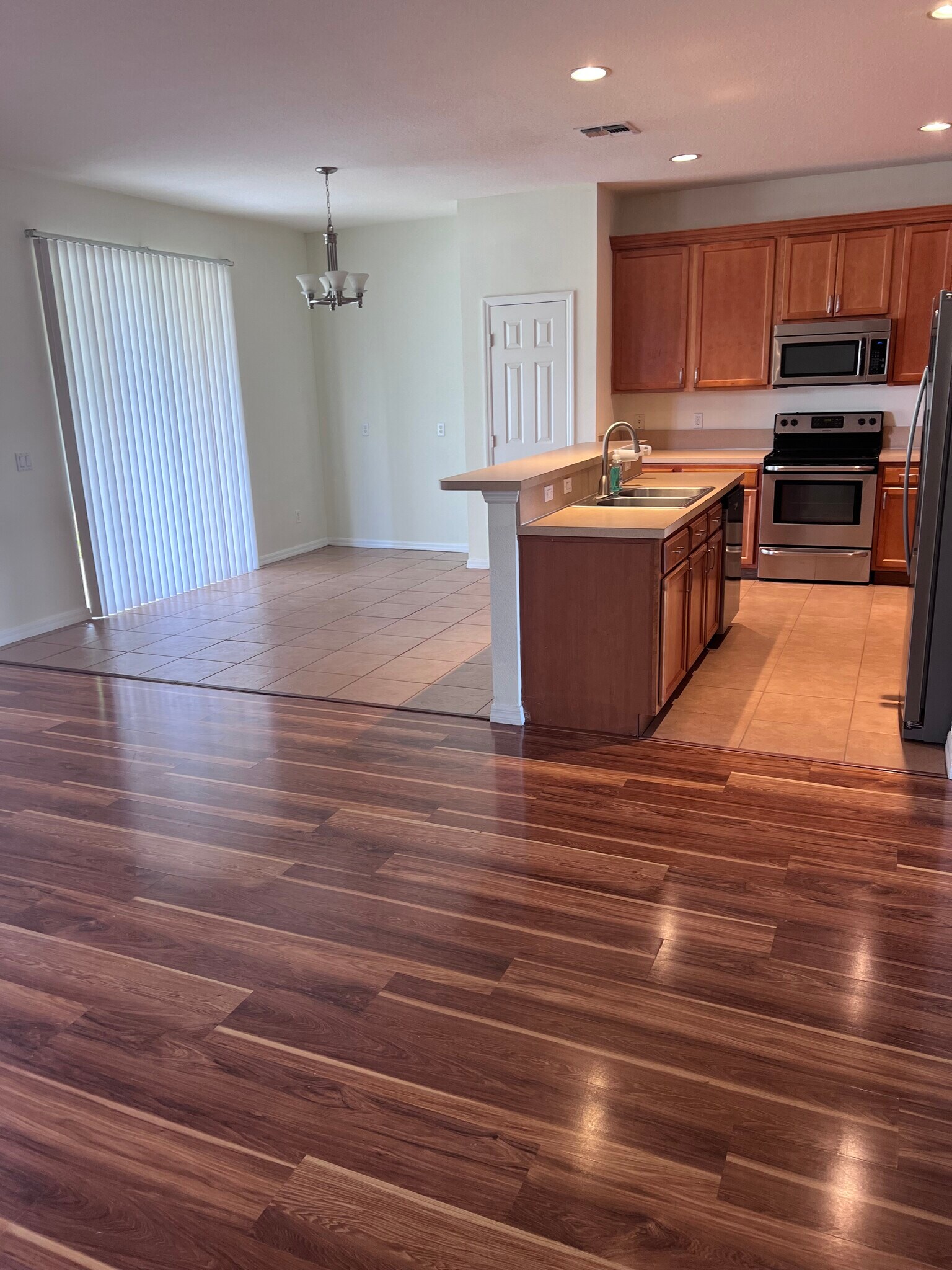 Building Photo - 423 SW Alcan Dr