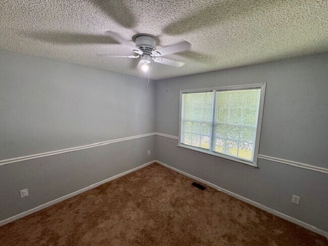 Building Photo - Fuquay-Varina Ranch!
