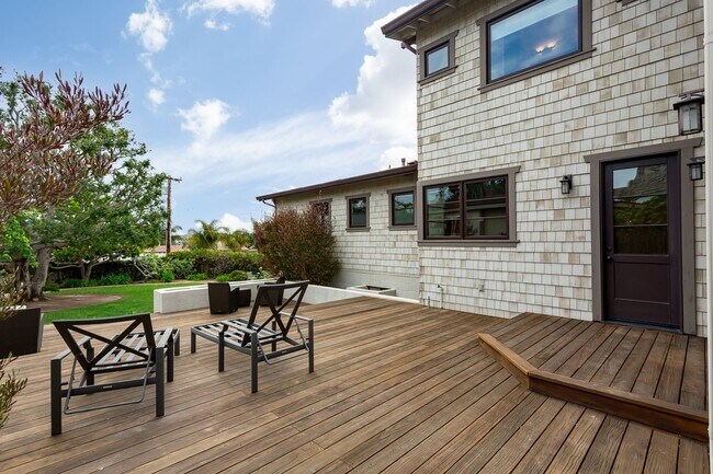Building Photo - Loma Portal Craftsman with Views