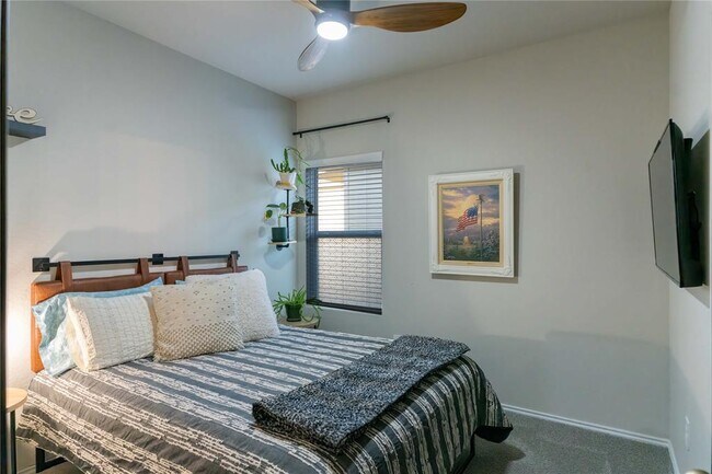 Building Photo - 648 Jennifer Wy