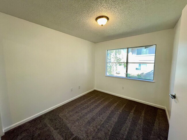 Building Photo - Discover a refreshed 2-bedroom, 2-bathroom residence in Mililani Mauka, complete with 2 parking s...