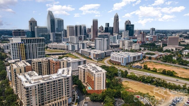 Building Photo - 701 Royal Ct