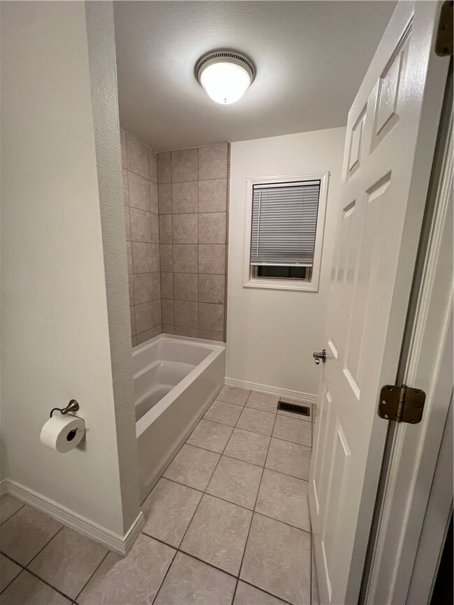 Building Photo - 1607 Mayflower Rd