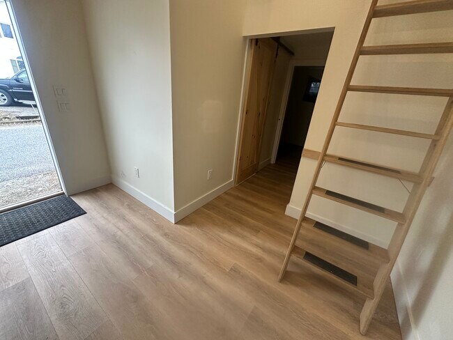 Building Photo - 102 Saco Ave