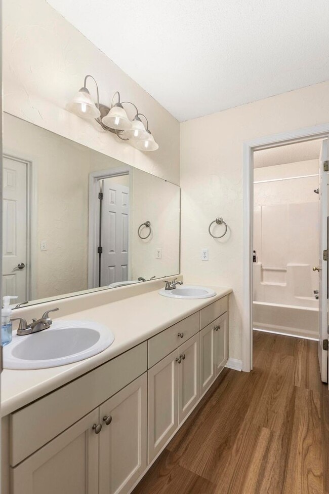 Building Photo - 3/2 Duplex Close to Tiger Town- Available ...