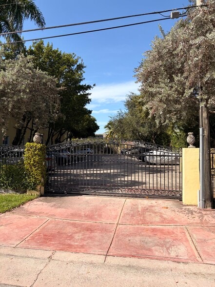 Building Photo - 4812 Pine Tree Dr