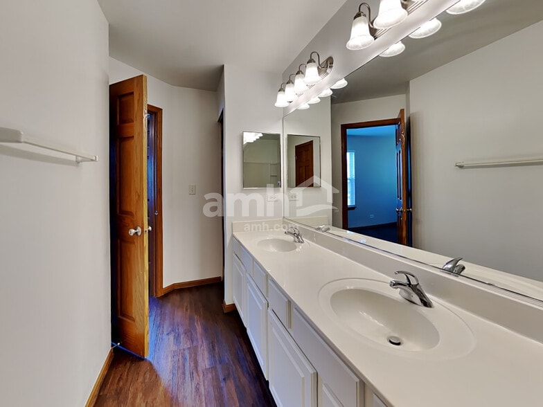 Building Photo - 617 Lincoln Station Dr