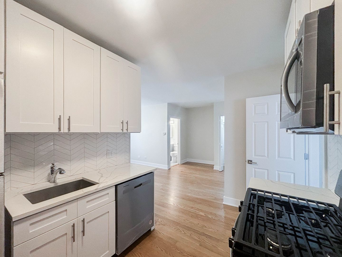 Building Photo - 1940 W Wilson Ave