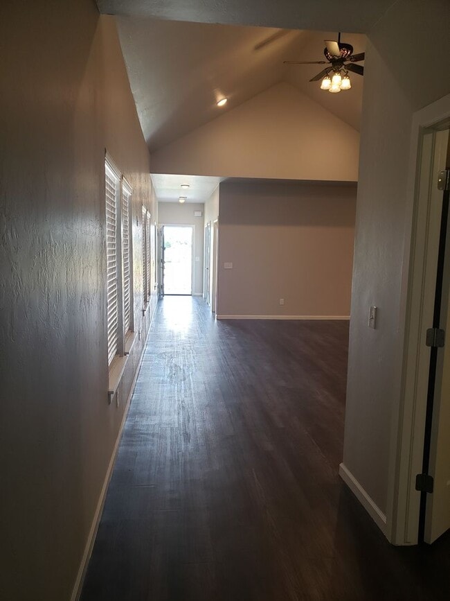 Building Photo - Welcome Home!!