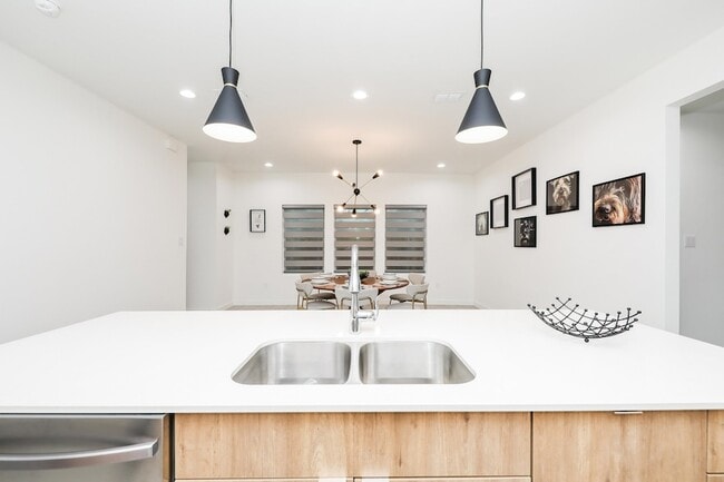 Building Photo - 305 Deer Path Lp